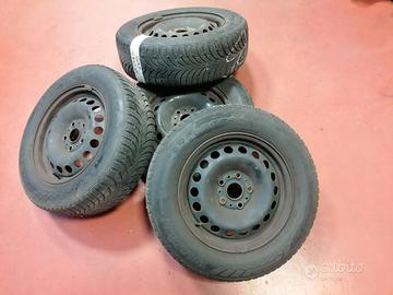 Cerchi in ferro, gomme e copricerchi