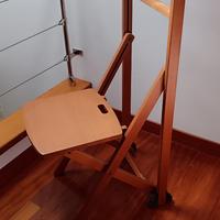 Indossatore con sedia chiudibile svuota tasche
