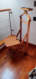 Indossatore con sedia chiudibile svuota tasche