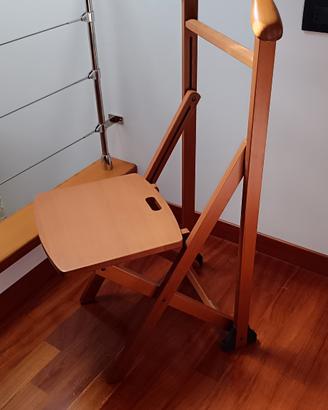Indossatore con sedia chiudibile svuota tasche
