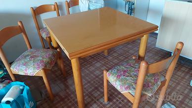 Tavolo e sedie in legno