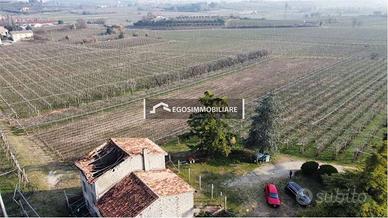 Rustico / Casale di 70000 m² con più di 5 locali a