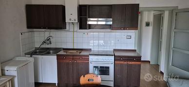 cucina, lavatrice e brandina