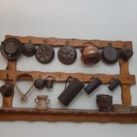 rastrelliera in legno con pentole di rame 