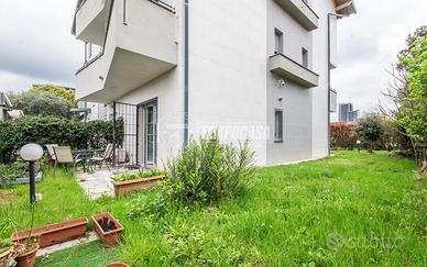 TRE LOCALI CON GIARDINO E BOX