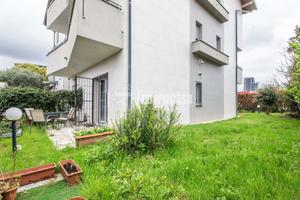 TRE LOCALI CON GIARDINO E BOX