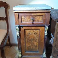 Mobile d'arredamento con piano in pietra