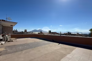 4 LOCALI A NAPOLI