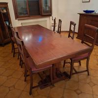 Tavolo e sedie in legno