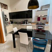 Cucina Moderna,  tavolo, sedie, lampadario