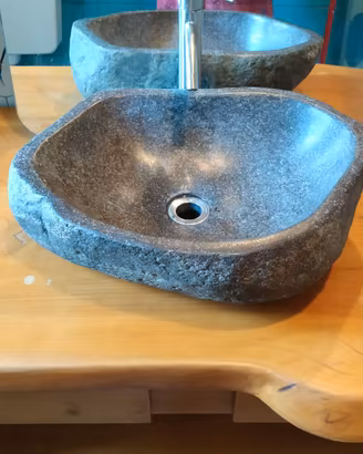 Mobile bagno in legno con lavandino in pietra