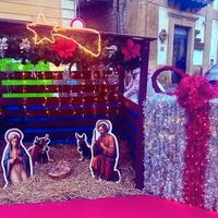 capanna presepe con personaggi