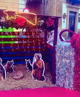 capanna presepe con personaggi