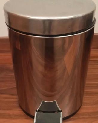 pattumiera in acciaio inox con pedale da 3 litri.