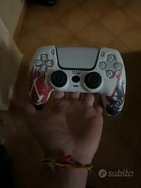Ps5 slim tenuta da amotore