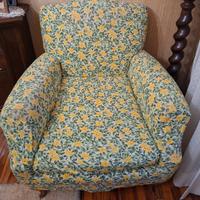 Divano a 3 posti e 2 poltrone in stile.