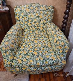 Divano a 3 posti e 2 poltrone in stile.