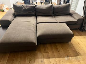 Divano con chaise long e pouf