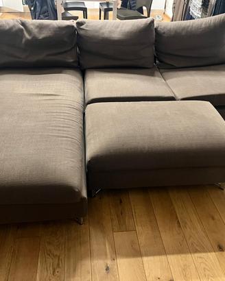 Divano con chaise long e pouf