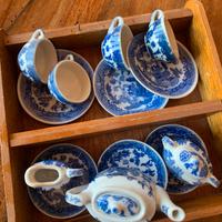 Piccola piattaia con cocci