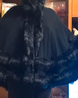 mantella con pelliccia sintetica  e cappuccio 