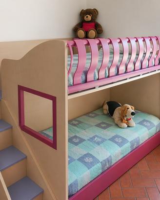 Intera stanza com letto armadio e scrivania