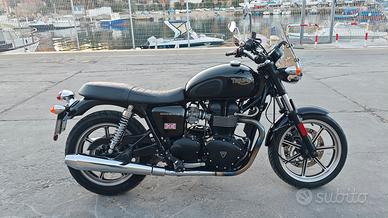 Triumph Boneville 900 black edition