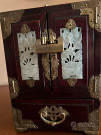 Antico mobiletto portagioie cinese