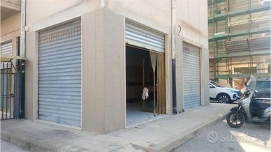 Via Grottasanta - Tunisi negozio con 6 vetrine