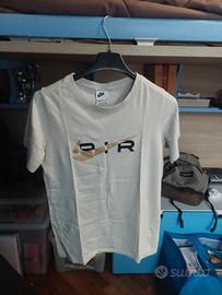 maglietta nike grigia con stampa oro