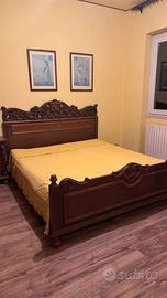 Letto matrimoniale d'epoca in legno massello