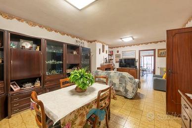 Villa di 380 m² con più di 5 locali e box auto a S