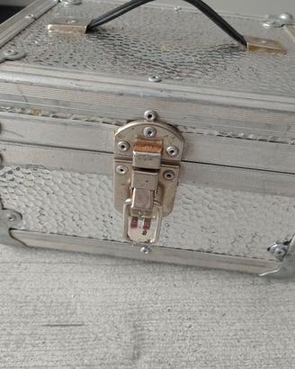 cassetta vintage in alluminio 