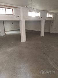 Locale con ampio parcheggio e deposito