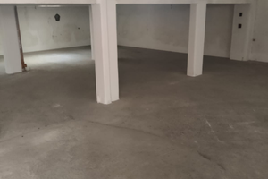 Locale con ampio parcheggio e deposito