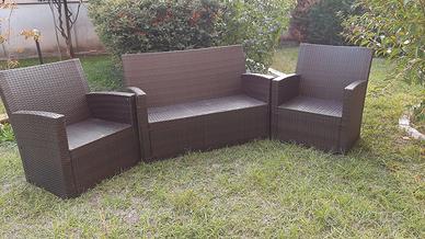 Poltrone divanetto, tavolo per giardino 