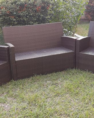 Poltrone divanetto, tavolo per giardino 