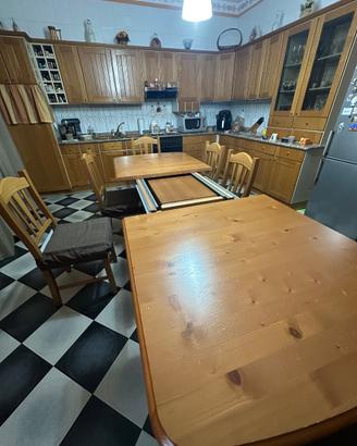 Tavolo in legno massello con sedie