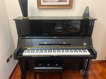 Pianoforte Yamaha da muro nero