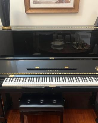 Pianoforte Yamaha da muro nero