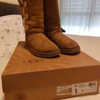 Stivali UGG alti con i bottoni num 38