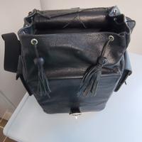 Elegante borsa in pelle nera per moto custom