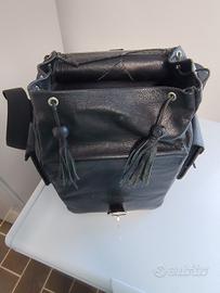 Elegante borsa in pelle nera per moto custom