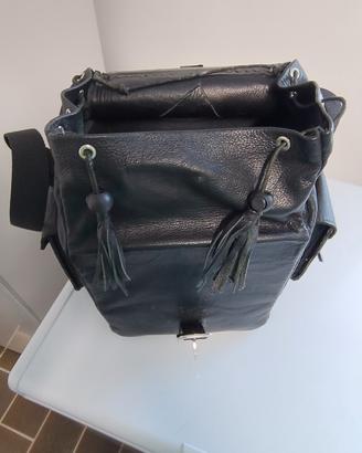 Elegante borsa in pelle nera per moto custom