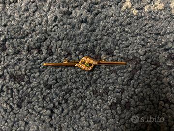 Spilla vintage dorata con strass e pietra verde