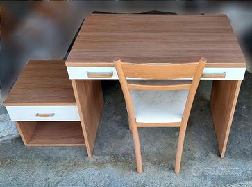 Scrivania comodino e sedia in legno