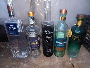 Bottiglie vuote di gin 