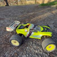 Truggy Hot Bodies 1:8 a scoppio nitro + radio