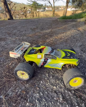 Truggy Hot Bodies 1:8 a scoppio nitro + radio