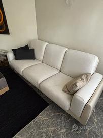 ampio divano con tre posti Natuzzi